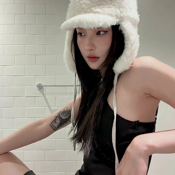 穿一只红鞋的男人