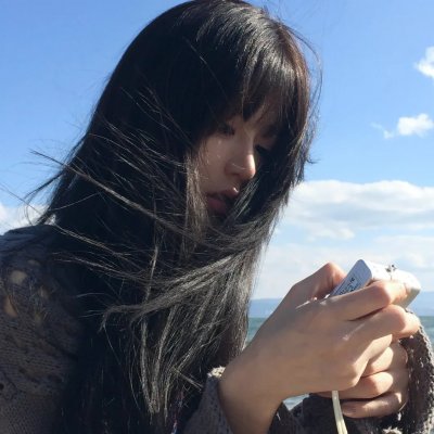 穿条纹衣的男孩